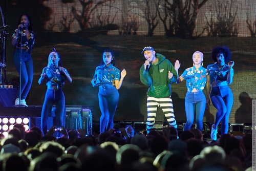01-2016-02064 - Pharrell Williams (US)
